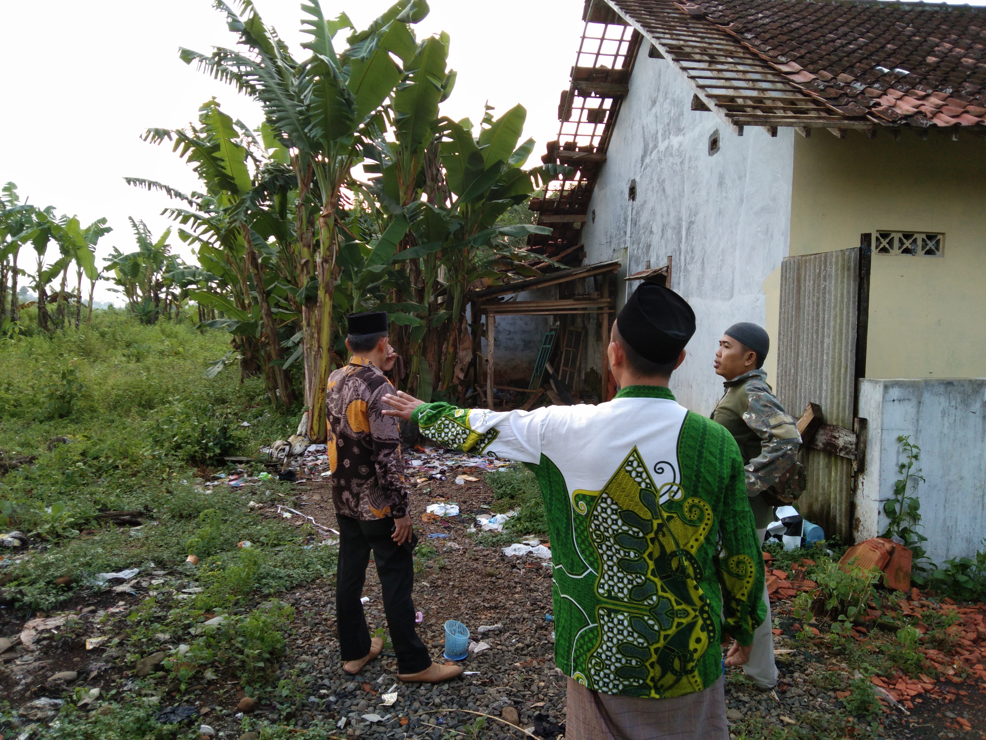 Peduli Sesama, LAZISNU MWC NU Karanganyar Tinjau dan Salurkan Bantuan untuk Rumah Rusak di Kayugeritan